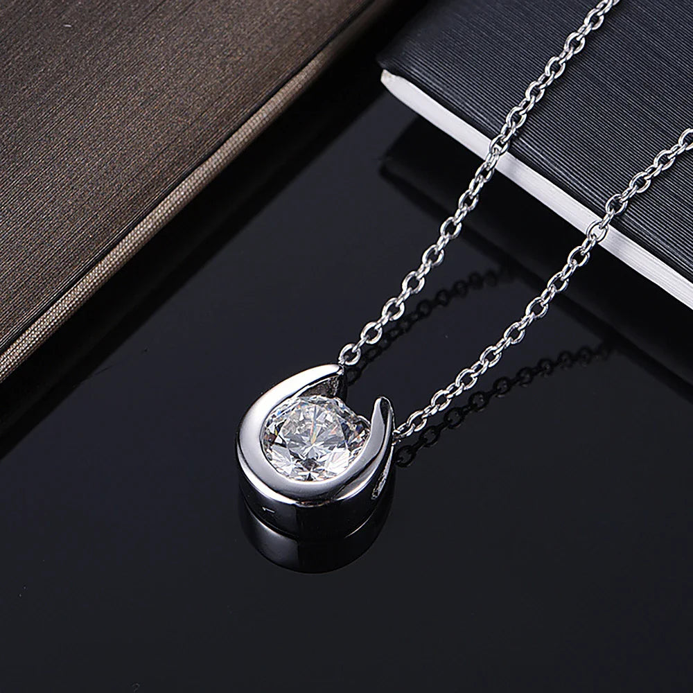 Collar de lujo con colgante de herradura de moissanita