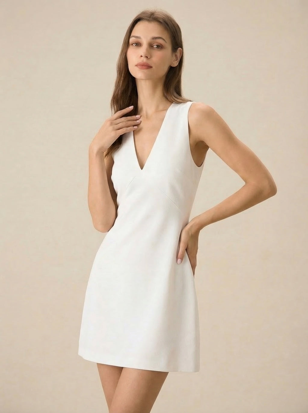 Witte mini-jurk met V-hals en zonder mouwen